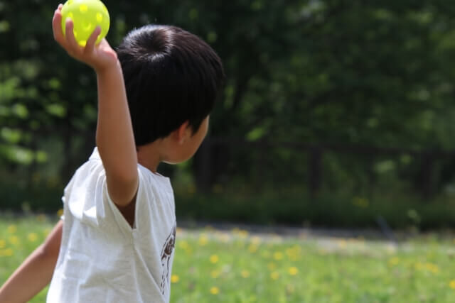 ボールを投げる少年