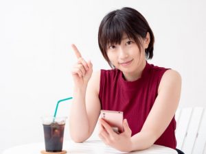 スマホを持つ女性