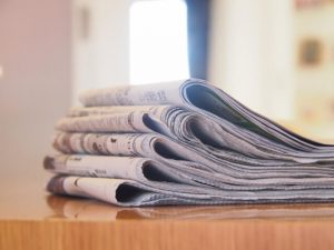 テーブルと新聞の束