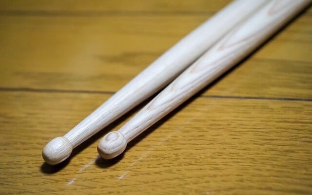 床とドラムスティック